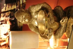 Figurka Dekoracyjna Holding Bowl 33x41 Cm Złota