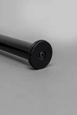 Stolik Pomocniczy Minimalistyczny Czarny Z Okrągłym Blatem Ø46 Cm